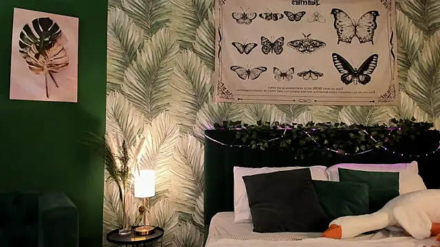 Snapshot of CarolineRichter chatting on 11/12/25, 02:48 CarolineRichter online show from 11/12/25, 02:48