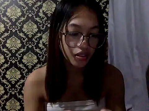 Snapshot of your_wifey chatting on 10/07/25, 11:33 your wifey online show from 10/07/25, 11:33