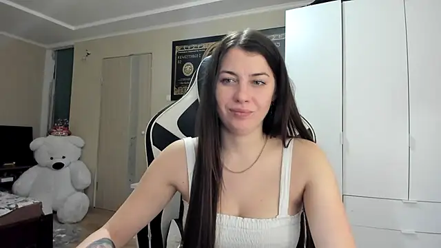 Snapshot of EmiLovsi chatting on 10/13/25, 07:37 EmiLovsi online show from 10/13/25, 07:37