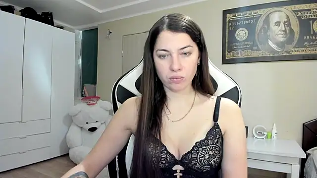 Snapshot of EmiLovsi chatting on 10/10/25, 04:52 EmiLovsi online show from 10/10/25, 04:52