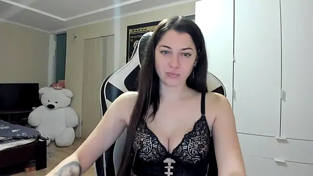 Snapshot of EmiLovsi chatting on 11/15/25, 11:20 EmiLovsi online show from 11/15/25, 11:20