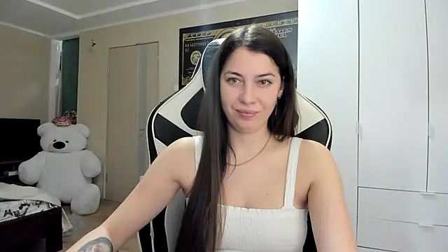 Snapshot of EmiLovsi chatting on 10/12/25, 07:26 EmiLovsi online show from 10/12/25, 07:26