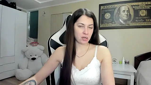 Snapshot of EmiLovsi chatting on 10/08/25, 08:09 EmiLovsi online show from 10/08/25, 08:09