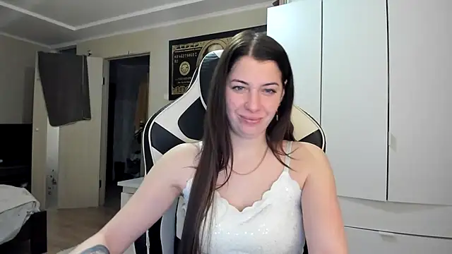 EmiLovsi online show from 02/04/26, 05:41