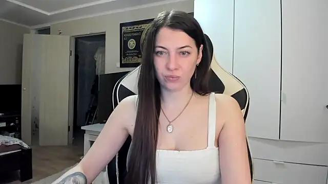 EmiLovsi online show from 04/04/26, 08:48