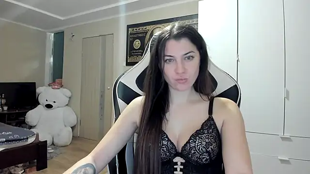 Snapshot of EmiLovsi chatting on 11/16/25, 09:41 EmiLovsi online show from 11/16/25, 09:41