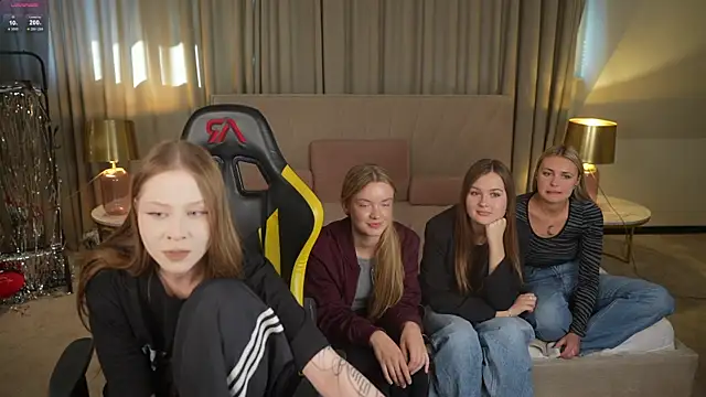 Snapshot of Esmie_Smile chatting on 09/26/25, 02:35 Esmie Smile online show from 09/26/25, 02:35