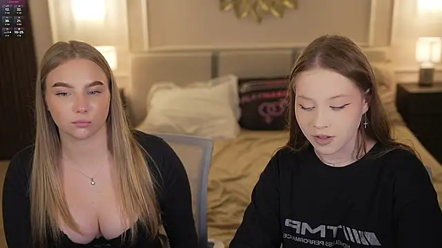 Snapshot of Esmie_Smile chatting on 11/18/25, 03:26 Esmie Smile online show from 11/18/25, 03:26