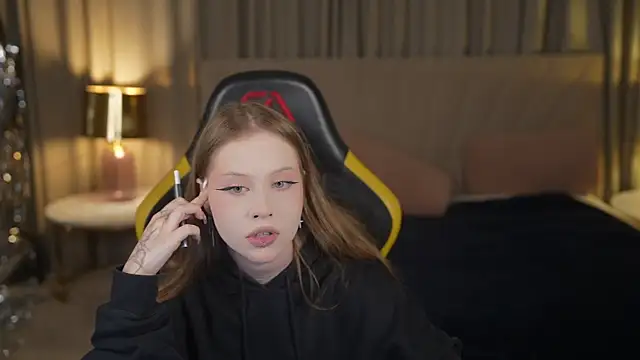 Snapshot of Esmie_Smile chatting on 09/19/25, 10:36 Esmie Smile online show from 09/19/25, 10:36