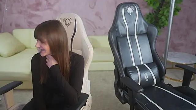 Snapshot of Esmie_Smile chatting on 11/01/25, 03:28 Esmie Smile online show from 11/01/25, 03:28