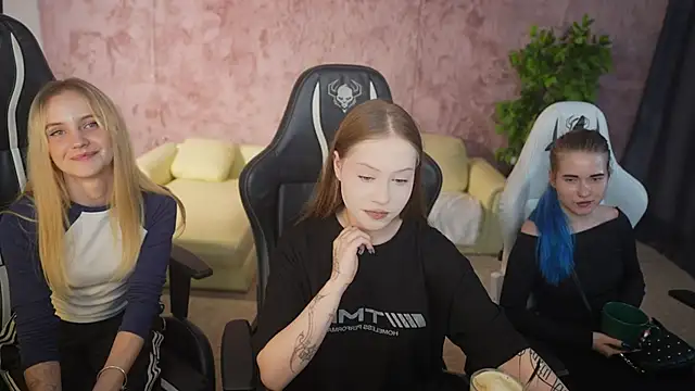 Snapshot of Esmie_Smile chatting on 09/15/25, 02:50 Esmie Smile online show from 09/15/25, 02:50