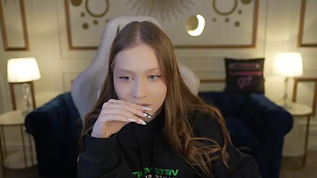 Snapshot of Esmie_Smile chatting on 11/14/25, 07:39 Esmie Smile online show from 11/14/25, 07:39