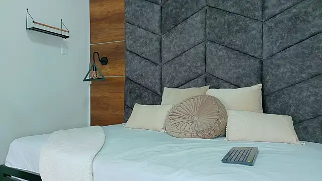 Snapshot of RiriiBrunette__ chatting on 12/03/25, 07:57 RiriiBrunette online show from 12/03/25, 07:57