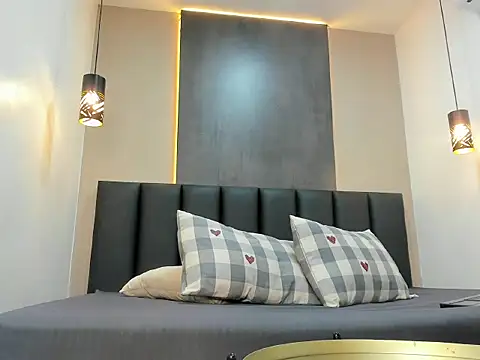 Snapshot of RiriiBrunette__ chatting on 11/08/25, 09:18 RiriiBrunette online show from 11/08/25, 09:18