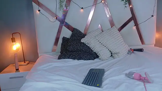 Snapshot of RiriiBrunette__ chatting on 11/20/25, 12:22 RiriiBrunette online show from 11/20/25, 12:22