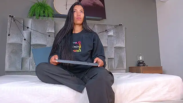 Snapshot of RiriiBrunette__ chatting on 02/22/26, 11:56 RiriiBrunette online show from 02/22/26, 11:56