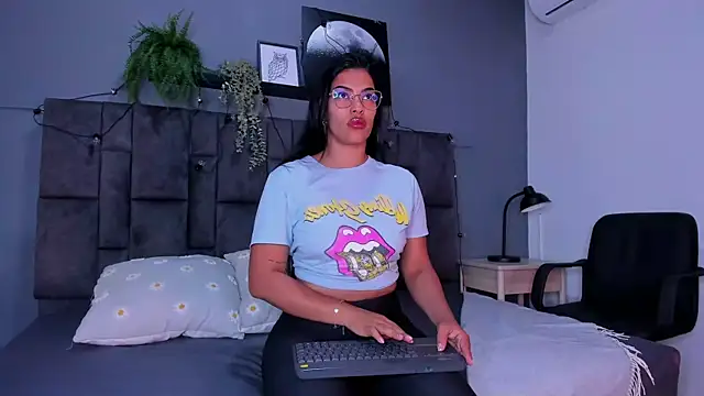 Snapshot of RiriiBrunette__ chatting on 11/04/25, 07:39 RiriiBrunette online show from 11/04/25, 07:39