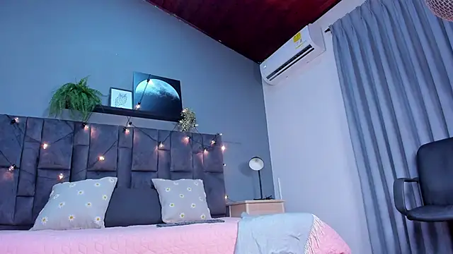 Snapshot of RiriiBrunette__ chatting on 12/22/25, 10:10 RiriiBrunette online show from 12/22/25, 10:10