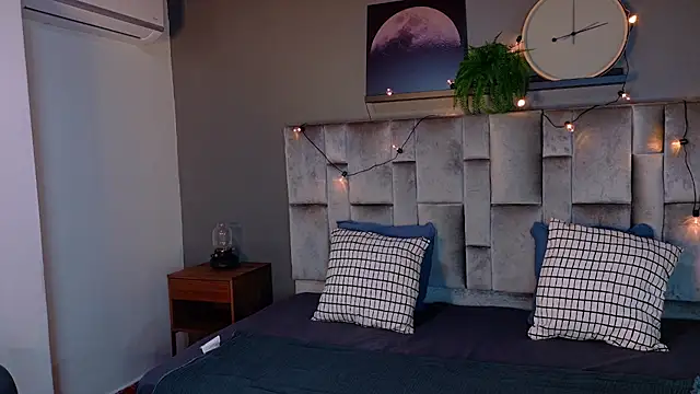 Snapshot of RiriiBrunette__ chatting on 11/21/25, 07:46 RiriiBrunette online show from 11/21/25, 07:46