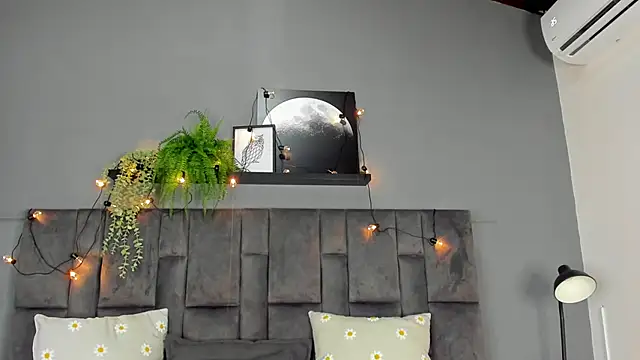 Snapshot of RiriiBrunette__ chatting on 09/20/25, 08:25 RiriiBrunette online show from 09/20/25, 08:25