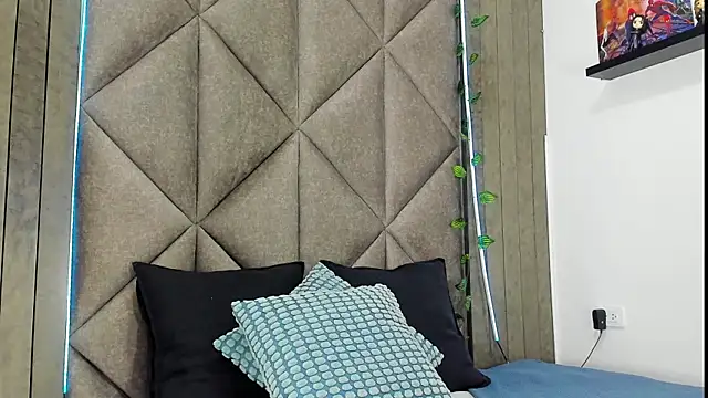 Snapshot of RiriiBrunette__ chatting on 10/17/25, 07:48 RiriiBrunette online show from 10/17/25, 07:48