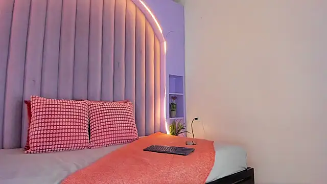 Snapshot of RiriiBrunette__ chatting on 10/16/25, 08:39 RiriiBrunette online show from 10/16/25, 08:39