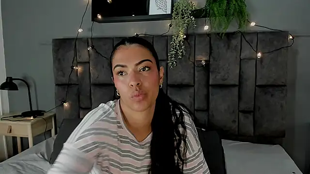 Snapshot of RiriiBrunette__ chatting on 11/01/25, 08:03 RiriiBrunette online show from 11/01/25, 08:03