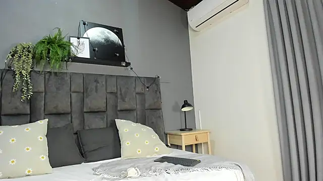 Snapshot of RiriiBrunette__ chatting on 10/19/25, 11:46 RiriiBrunette online show from 10/19/25, 11:46