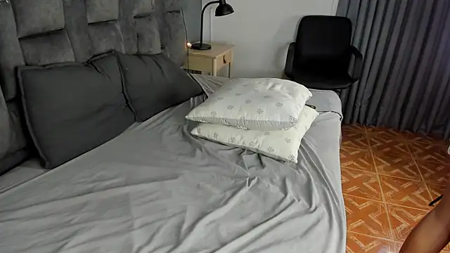 Snapshot of RiriiBrunette__ chatting on 10/29/25, 11:53 RiriiBrunette online show from 10/29/25, 11:53