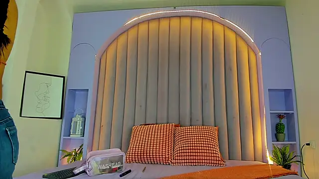 Snapshot of RiriiBrunette__ chatting on 10/27/25, 07:37 RiriiBrunette online show from 10/27/25, 07:37