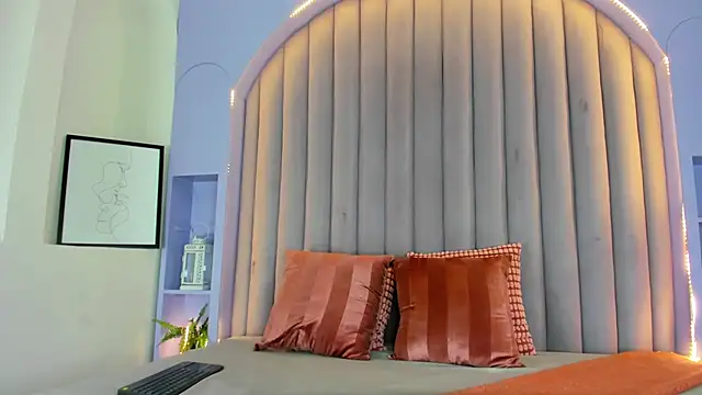 Snapshot of RiriiBrunette__ chatting on 10/24/25, 07:57 RiriiBrunette online show from 10/24/25, 07:57