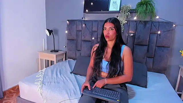 Snapshot of RiriiBrunette__ chatting on 11/06/25, 07:29 RiriiBrunette online show from 11/06/25, 07:29