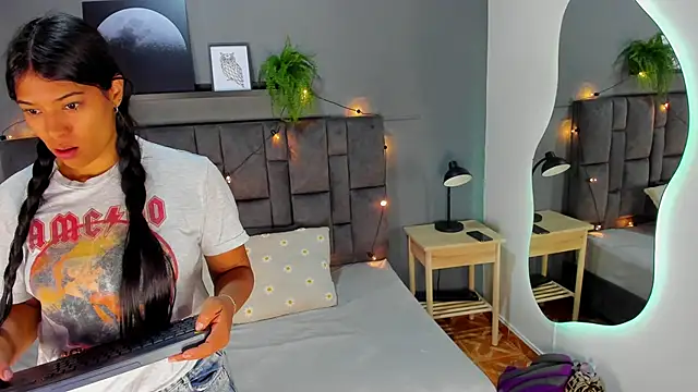 Snapshot of RiriiBrunette__ chatting on 11/20/25, 07:36 RiriiBrunette online show from 11/20/25, 07:36