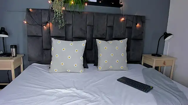 Snapshot of RiriiBrunette__ chatting on 09/15/25, 07:47 RiriiBrunette online show from 09/15/25, 07:47