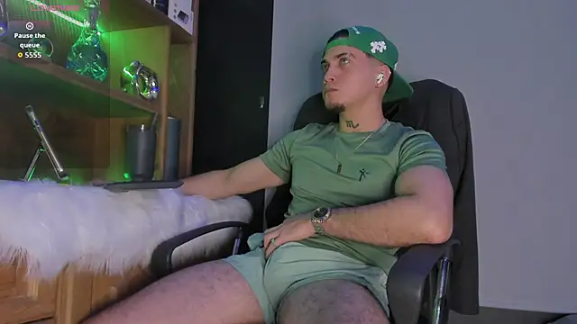 Snapshot of Gael_williams1 chatting on 11/14/25, 02:48 Gael williams1 online show from 11/14/25, 02:48