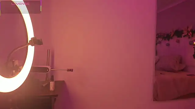 Snapshot of Rachell_Ross_ chatting on 12/17/25, 07:30 Rachell Ross online show from 12/17/25, 07:30