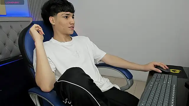 Snapshot of SamBlack_ chatting on 05/20/26, 12:24 SamBlack online show from 05/20/26, 12:24