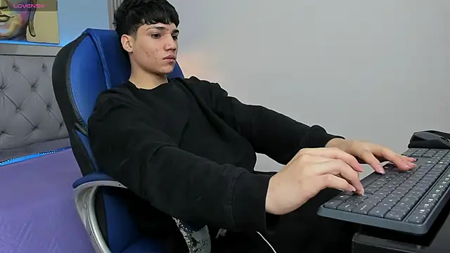 Snapshot of SamBlack_ chatting on 04/25/26, 01:36 SamBlack online show from 04/25/26, 01:36