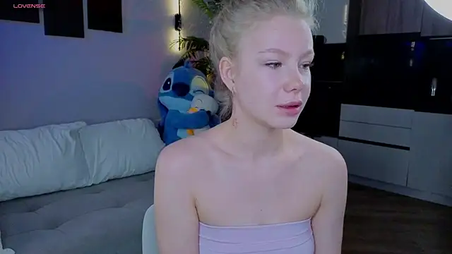 Snapshot of emilyshepar_d chatting on 06/19/26, 02:17 emilyshepar d online show from 06/19/26, 02:17