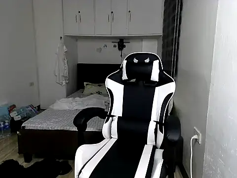 eattmebabyy online show from 11/30/25, 12:06