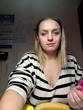 Snapshot of Ami_Foxy chatting on 12/16/25, 11:47 Ami Foxy online show from 12/16/25, 11:47