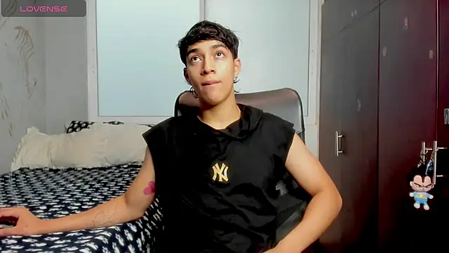 Snapshot of Noxx_starkK chatting on 12/16/25, 05:06 Noxx starkK online show from 12/16/25, 05:06