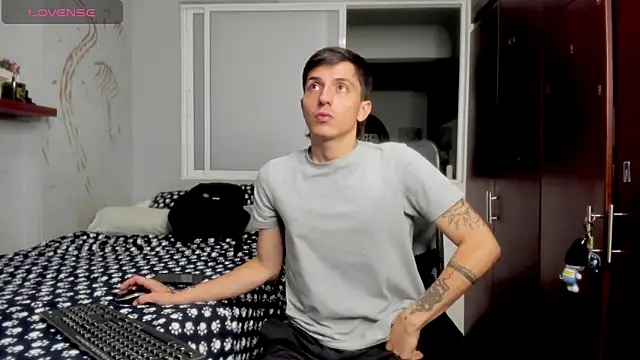 Snapshot of Noxx_starkK chatting on 11/22/25, 01:48 Noxx starkK online show from 11/22/25, 01:48