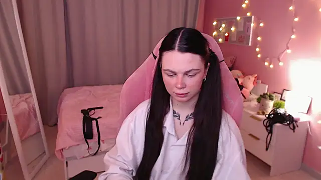 Michela Fruet online show from 12/05/25, 01:05