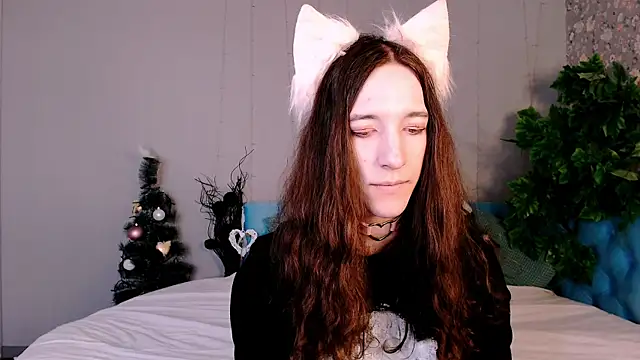 Snapshot of SilverMuse chatting on 12/19/25, 10:01 SilverMuse online show from 12/19/25, 10:01