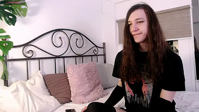 Snapshot of SilverMuse chatting on 04/07/26, 04:25 SilverMuse online show from 04/07/26, 04:25