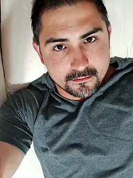 Snapshot of Bradd_32 chatting on 11/10/25, 01:43 Bradd 32 online show from 11/10/25, 01:43