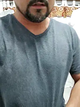 Snapshot of Bradd_32 chatting on 11/12/25, 02:04 Bradd 32 online show from 11/12/25, 02:04