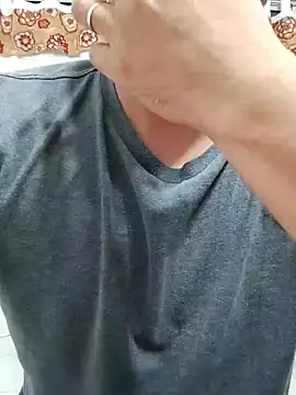 Snapshot of Bradd_32 chatting on 10/27/25, 04:35 Bradd 32 online show from 10/27/25, 04:35