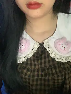 Snapshot of Linhtruong_ chatting on 11/18/25, 04:27 Linhtruong online show from 11/18/25, 04:27